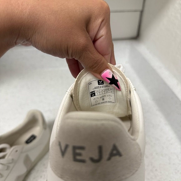 Veja Women's Cream Lace-Up Sneakers - Picture 4 of 7